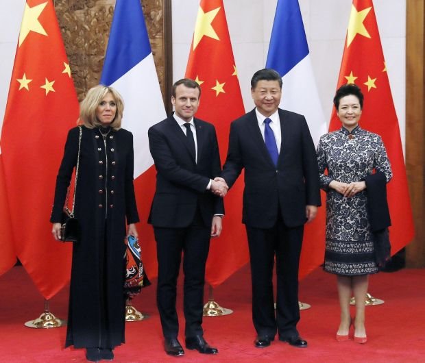 PRVA DAMA FRANCUSKE OVOGA PUTA NIJE MOGLA DA OBUĆE MINI SUKNJU: Brižit Makron potpuno promenila stil oblačenja (FOTO)