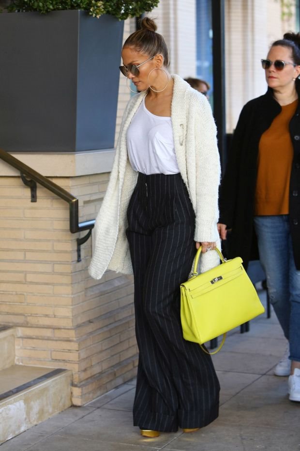 OVO SU NAJLEPŠE PANTALONE ZA 2018. GODINU: iznenadiće vas novi trend koji poznate žene obožavaju (FOTO)