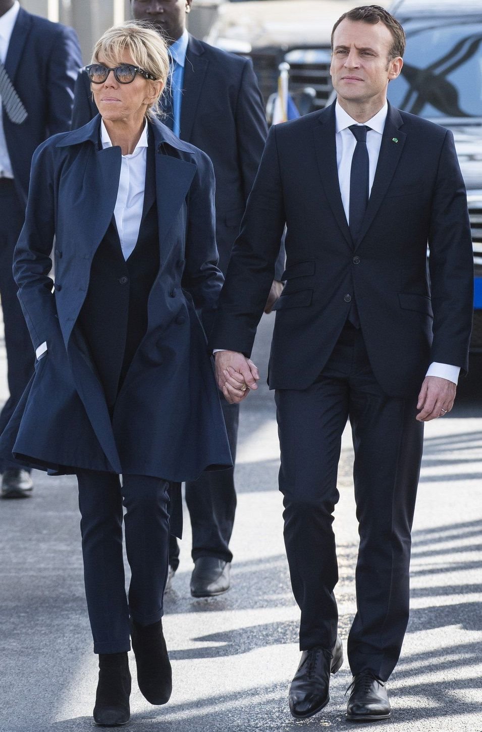 OVAKVU PRVU DAMU NIKAD NISMO VIDELI: Brižit Makron prkosi modnim šablonima i dokazuje da joj I OVO odlično stoji! (FOTO)