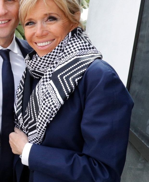 OVAKVU PRVU DAMU NIKAD NISMO VIDELI: Brižit Makron prkosi modnim šablonima i dokazuje da joj I OVO odlično stoji! (FOTO)