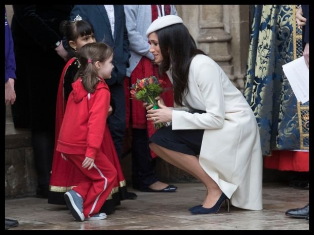 MEGAN MARKL PRVI PUT U JAVNOSTI SA KRALJICOM ELIZABETOM: pogledajte šta je nova princeza obukla i kako je oduševila svet (FOTO)