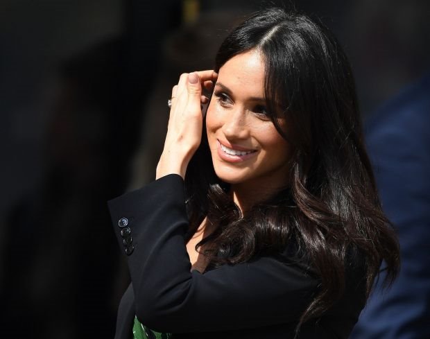 NEĆETE VEROVATI ŠTA JE MEGAN MARKL OBUKLA ZA ROĐENDAN KRALJICE ELIZABETE: žene su očarane haljinama engleske princeze (FOTO)