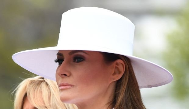 SVET JE ŠOKIRAN ZBOG MELANIJE TRAMP! OVAKVU JE NIKADA NISMO VIDELI: svi se pitaju da li se Prva dama Amerike namerno ovako obukla (FOTO)