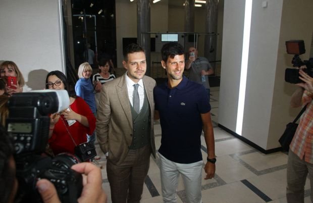 JELENA ĐOKOVIĆ JE OBUKLA OVU HALJINU, A NA INTERNETU JE NASTAO HAOS: mnogi Srbi su bili šokirani kada su videli kako se Novakova supruga obukla (FOTO)