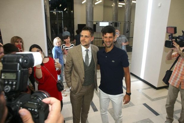JELENA ĐOKOVIĆ JE OBUKLA OVU HALJINU, A NA INTERNETU JE NASTAO HAOS: mnogi Srbi su bili šokirani kada su videli kako se Novakova supruga obukla (FOTO)