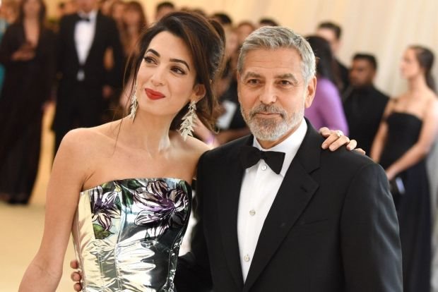 OBUKLA SE DRUGAČIJE OD SVIH, A CEO SVET PRIČA O NJENOJ ODEĆI: pogledajte fantastičnu haljinu i pantalone lepe Amal Kluni (FOTO + MET GALA 2018)