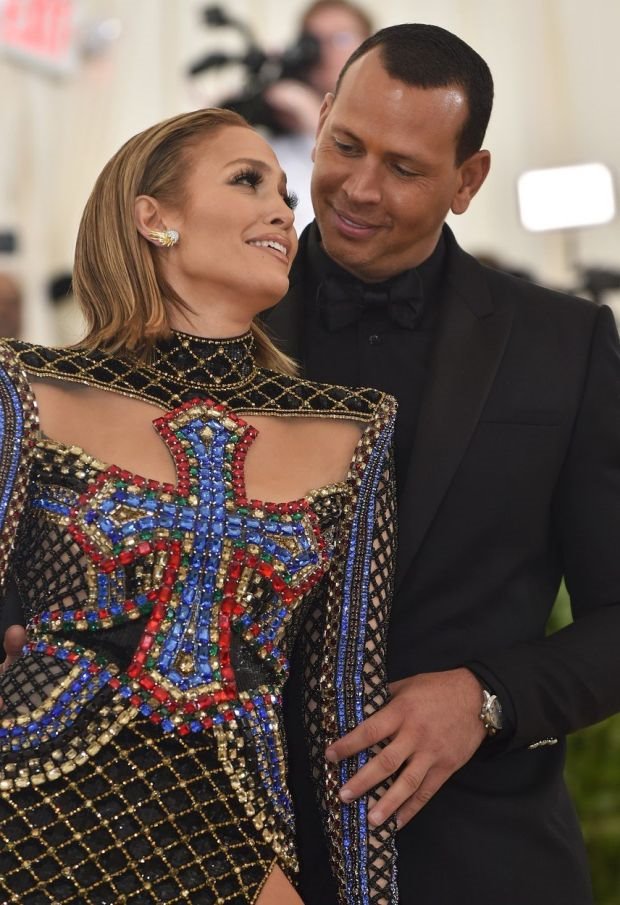 DŽENIFER LOPEZ ZAPALILA INTERNET - NJENA NOVA FRIZURA ĆE VAS ŠOKIRATI: pevačica je obukla provokativnu haljinu, a ceo svet je oduševljen kako izgleda (FOTO)