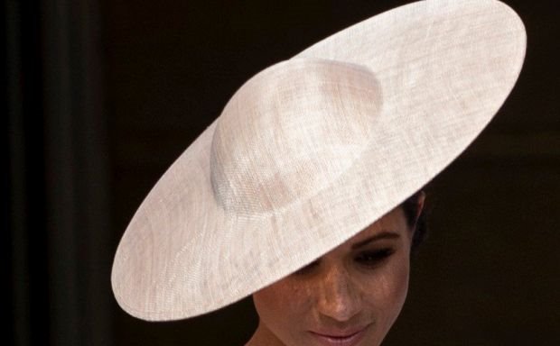 POTPUNO PROMENILA IZGLED - MEGAN MARKL SE PRVI PUT POJAVILA U JAVNOSTI POSLE VENČANJA: nećete verovati šta je nova engleska princeza obukla (FOTO)