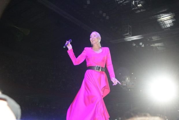 LEPA BRENA KAO SVETSKA MODNA IKONA: posle Amal Kluni, i srpska pevačica obukla i  haljinu i pantalone! (FOTO)