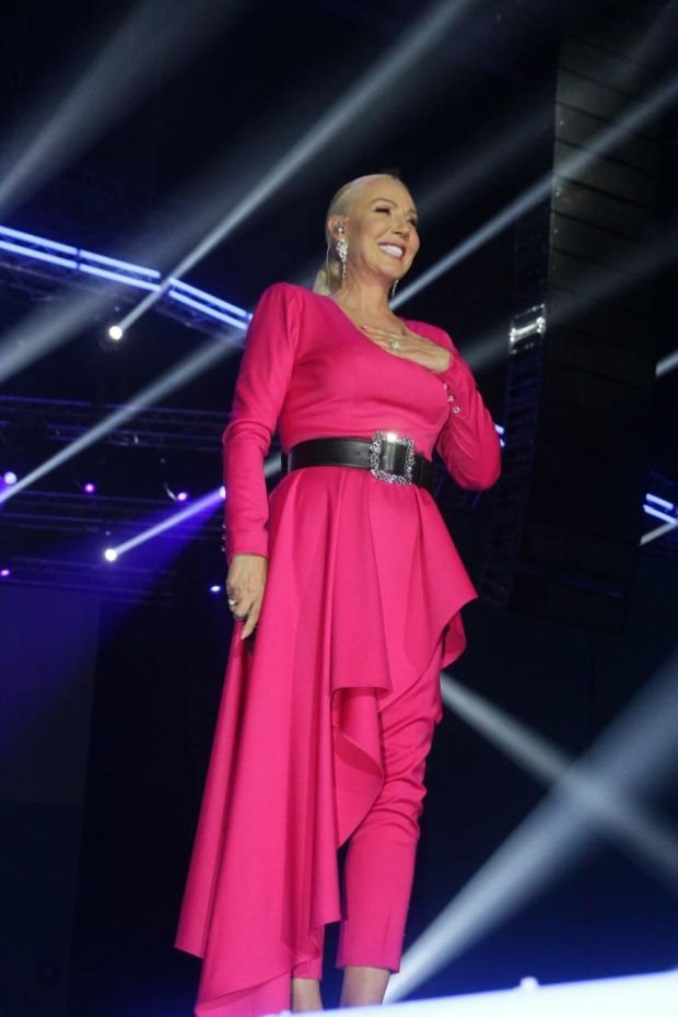 LEPA BRENA KAO SVETSKA MODNA IKONA: posle Amal Kluni, i srpska pevačica obukla i  haljinu i pantalone! (FOTO)