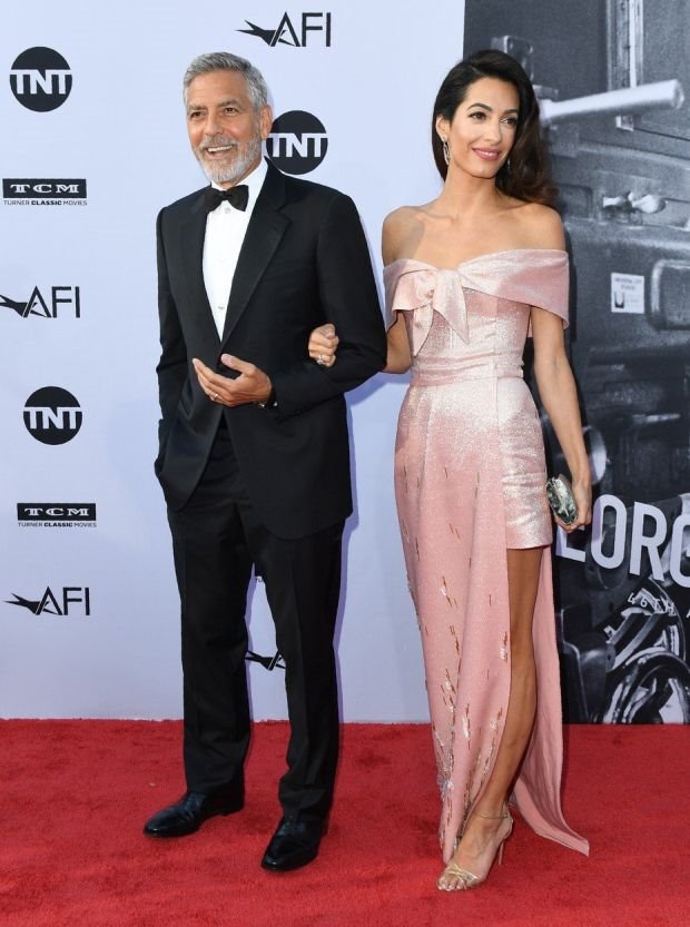 INTERNET JE ŠOKIRAN - DA LI AMAL KLUNI PRILIČI DA NOSI OVAKVU HALJINU: niko nije očekivao da se svetska lepotica ovako da se obuče (FOTO)