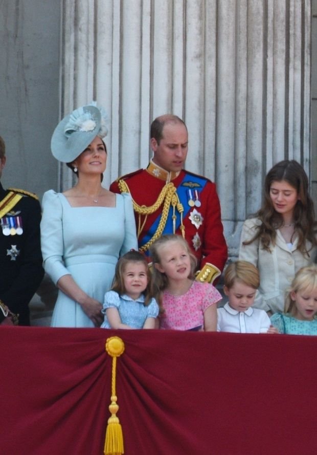 MEGAN MARKL NA ROĐENDANU KRALJICE ELIZABETE PREKRŠILA VAŽNO PRAVILO: ceo svet komentariše da lepa princeza ovo nije smela da obuče (FOTO)