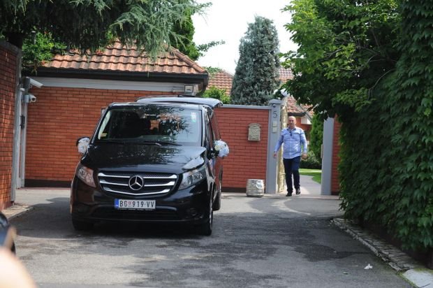 NAJLUKSUZNIJA SVADBA U SRBIJI: pogledajte kako su Lepa Brena i Boba ukrasili dvorište i kuću za svadbu najstarijeg sina (FOTO)