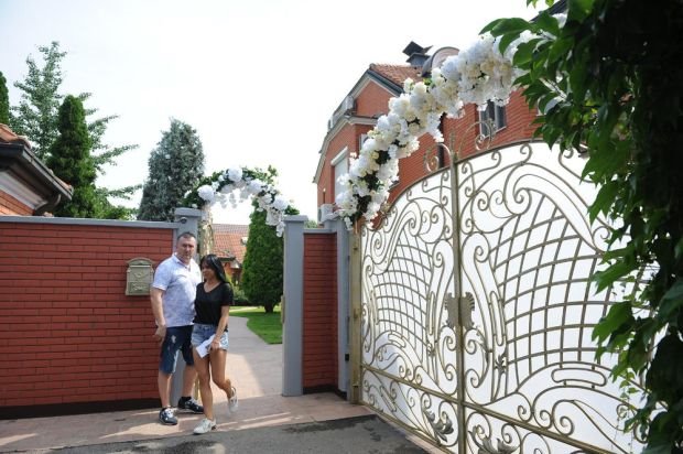 NAJLUKSUZNIJA SVADBA U SRBIJI: pogledajte kako su Lepa Brena i Boba ukrasili dvorište i kuću za svadbu najstarijeg sina (FOTO)