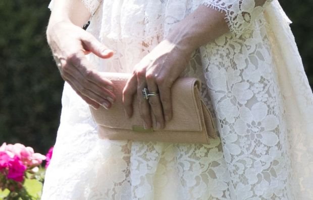 SVAĐA NA INTERNETU - KOJA ENGLESKA PRINCEZA IMA LEPŠU HALJINU: Kejt Midlton i Megan Markl u belim haljinama, a žene širom sveta su poludele (FOTO)