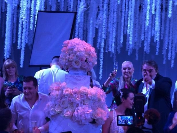 KOLAČI PO IZBORU BOBE ŽIVOJINOVIĆA, SVADBENA TORTA PO MLADINOJ ŽELJI: evo koji slatkiši su posluženi na svadbi Aleksandre i Filipa