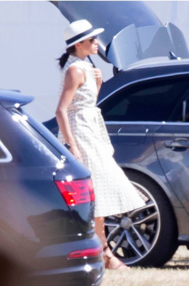 MEGAN MARKL U LETNJOJ HALJINICI KOJA ĆE VAS ODUŠEVITI: jednostavna i mladalačka modna kombinacija engleske princeze postaće pravi letnji HIT (FOTO)