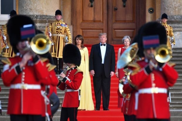 ŽENE ŠIROM SVETA SU OČARANE! NEĆETE VEROVATI ŠTA JE OBUKLA MELANIJA TRAMP: pogledajte kako Prva dama Amerike izgleda u spektakularnoj žutoj haljini (FOTO)