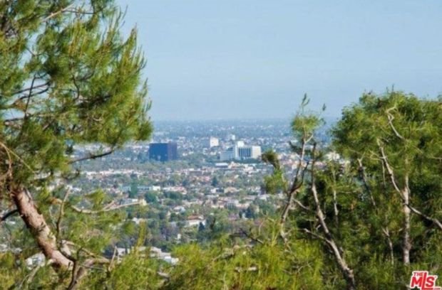 ZAVIRITE U TROPSKI RAJ SANDRE BULOK: tirkizni bazen, palme i luksuzna vila s pogledom na Los Anđeles (FOTO)