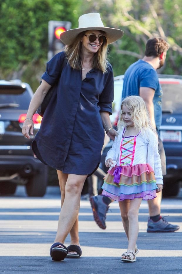 OVAJ TREND JE ŠOKIRAO LJUBITELJE MODE: nećete verovati kako žene sad nose belu košulju (FOTO)