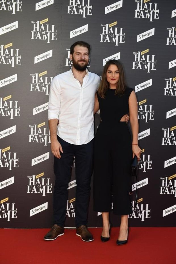 LUKSUZ I RASKOŠ NA CRVENOM TEPIHU U SARAJEVU, A SVI SU GLEDALI U OVE DAME: pogledajte kako su se obukle poznate glumice i pevačice (FOTO)