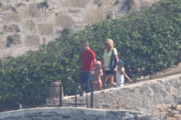 ŠOK! BRIŽIT MAKRON (65) U MINI ŠORCU: Prva dama Francuske zapanjila vitkom figurom i golim nogama (FOTO)