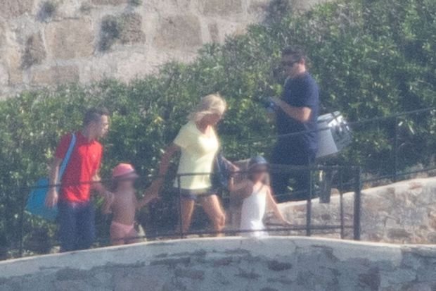 ŠOK! BRIŽIT MAKRON (65) U MINI ŠORCU: Prva dama Francuske zapanjila vitkom figurom i golim nogama (FOTO)