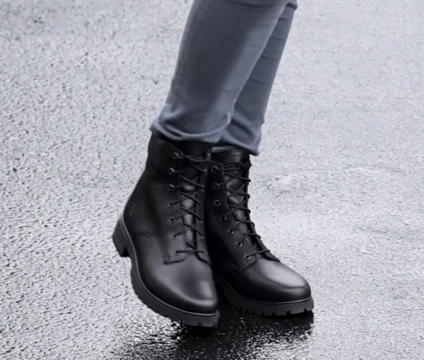 ŠOK ČIZME UMESTO SALONKI! MELANIJA TRAMP KONAČNO U PRAKTIČNOJ OBUĆI: ovo su najudobnije čizme koje sve žene imaju (FOTO)