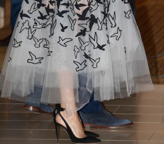 MEGAN MARKL ZASENILA SVE U NAJLEPŠOJ VEČERNJOJ HALJINI: laserski sečeni desen oduševiće sve žene (FOTO)