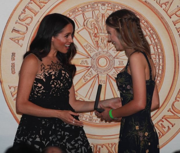 MEGAN MARKL ZASENILA SVE U NAJLEPŠOJ VEČERNJOJ HALJINI: laserski sečeni desen oduševiće sve žene (FOTO)