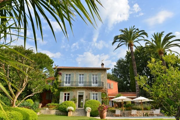 KOMFORNA VILA UREĐENA NA FRANCUSKI NAČIN: kako kombinovati klasičan i moderan stil u enterijeru (FOTO)