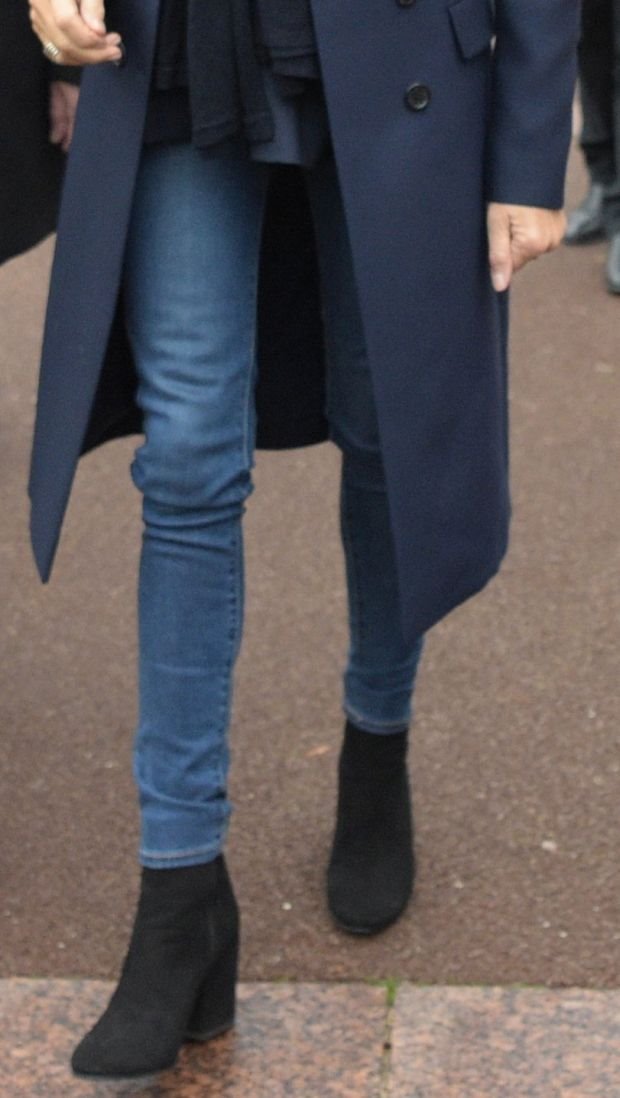 MODNI ŠOK U PARIZU! DA LI JE DOZVOLJENO NOSITI FARMERKE U OVAKVIM PRILIKAMA: Brižit Makron ruši modna pravila i pokazuje da možete nositi džins i na poslu