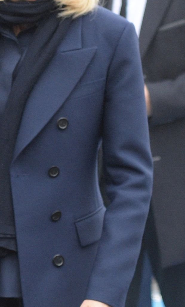 MODNI ŠOK U PARIZU! DA LI JE DOZVOLJENO NOSITI FARMERKE U OVAKVIM PRILIKAMA: Brižit Makron ruši modna pravila i pokazuje da možete nositi džins i na poslu