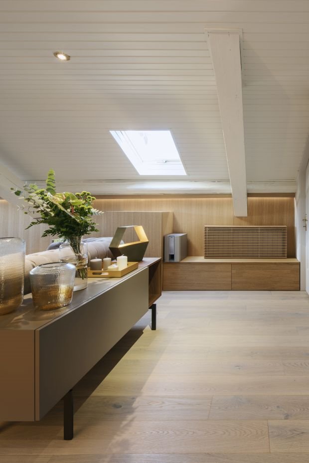 MODERAN STAN U POTKROVLJU: jednostavan nameštaj i zanimljiva biblioteka čine enterijer prelepim (FOTO)