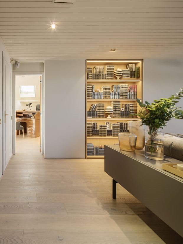 MODERAN STAN U POTKROVLJU: jednostavan nameštaj i zanimljiva biblioteka čine enterijer prelepim (FOTO)