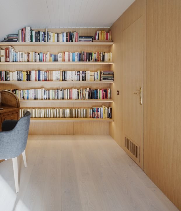 MODERAN STAN U POTKROVLJU: jednostavan nameštaj i zanimljiva biblioteka čine enterijer prelepim (FOTO)