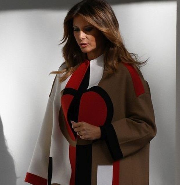 JOŠ LUĐI KAPUT! MELANIJA ŠOKIRA INTERNET IZ DANA U DAN: pomilovanje za ćurke prilika za novi modni izlet (FOTO)