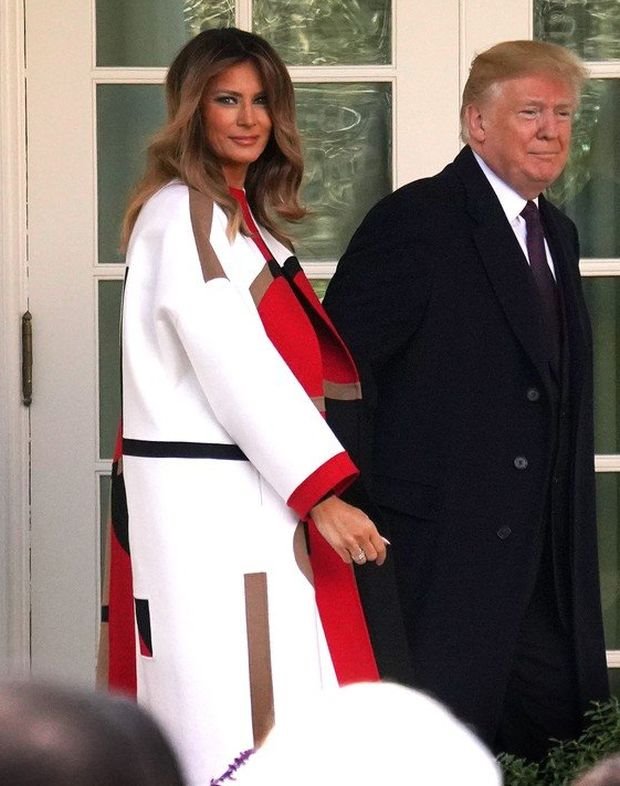 JOŠ LUĐI KAPUT! MELANIJA ŠOKIRA INTERNET IZ DANA U DAN: pomilovanje za ćurke prilika za novi modni izlet (FOTO)