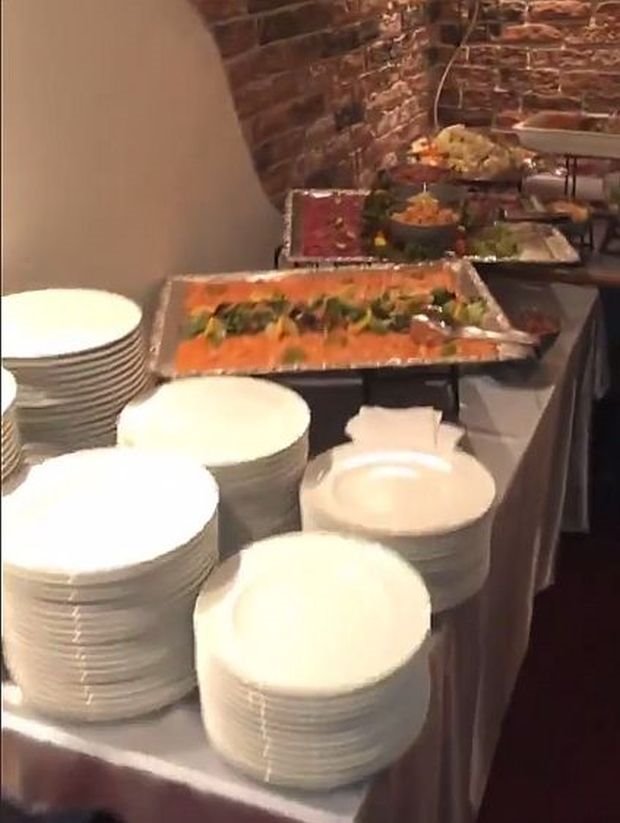 ŠTA SU GOSTI JELI NA SLAVI KOD LEPE BRENE: pogledajte kako izgleda slavska trpeza za Aranđelovdan u domu Živojinovića (FOTO + VIDEO)