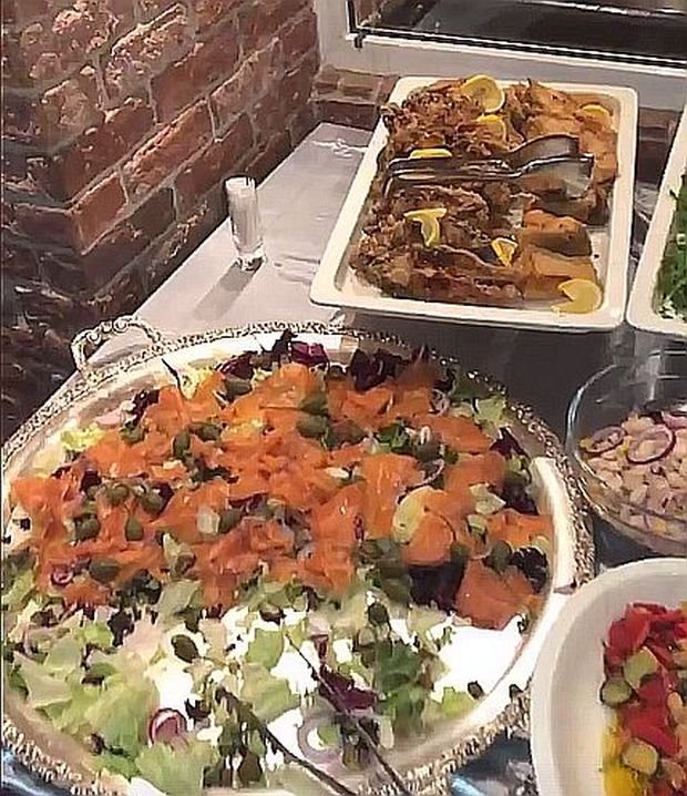 ŠTA SU GOSTI JELI NA SLAVI KOD LEPE BRENE: pogledajte kako izgleda slavska trpeza za Aranđelovdan u domu Živojinovića (FOTO + VIDEO)