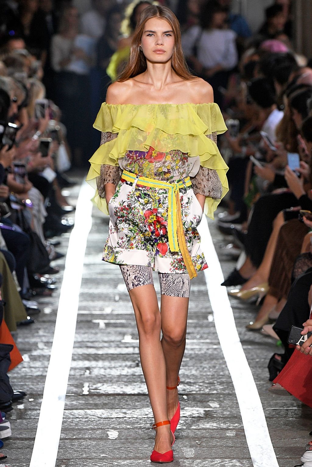 MODA ZA PROLEĆE 2019: ova garderoba će biti HIT za sve žene koje vole kombinaciju sportske i elegantne odeće (FOTO)