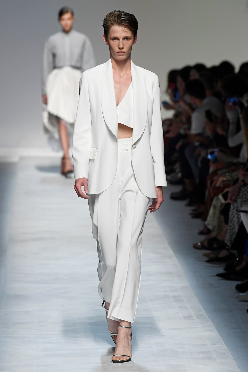 DAMSKA ELEGANCIJA I GLAMUR ZA PROLEĆE 2019: savršena odela i haljine za svečane prilike (FOTO)