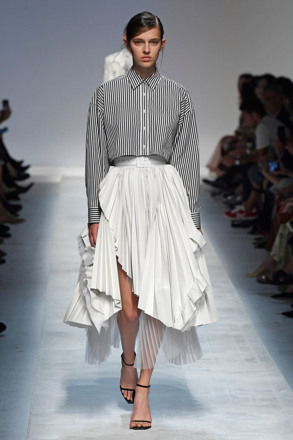 DAMSKA ELEGANCIJA I GLAMUR ZA PROLEĆE 2019: savršena odela i haljine za svečane prilike (FOTO)