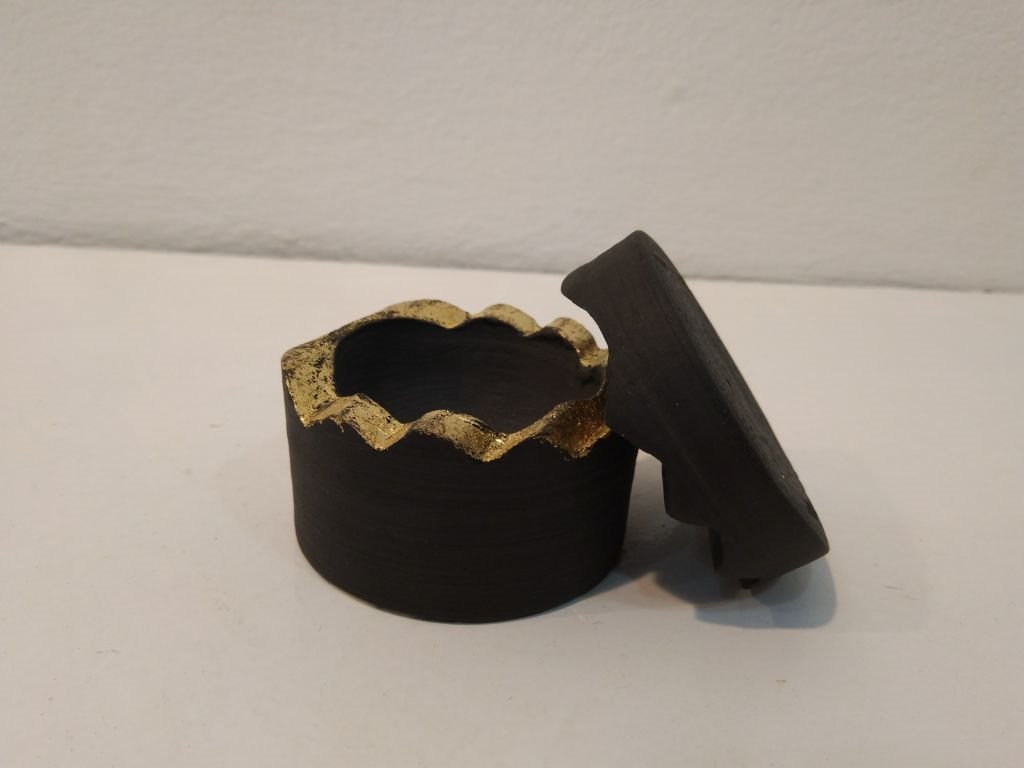 KUTIJA ZA PAKOVANJE POKLONA ILI DEKORACIJA: izložba "Kutija 5" pokazala je da i obična ambalaža može da bude umetničko delo