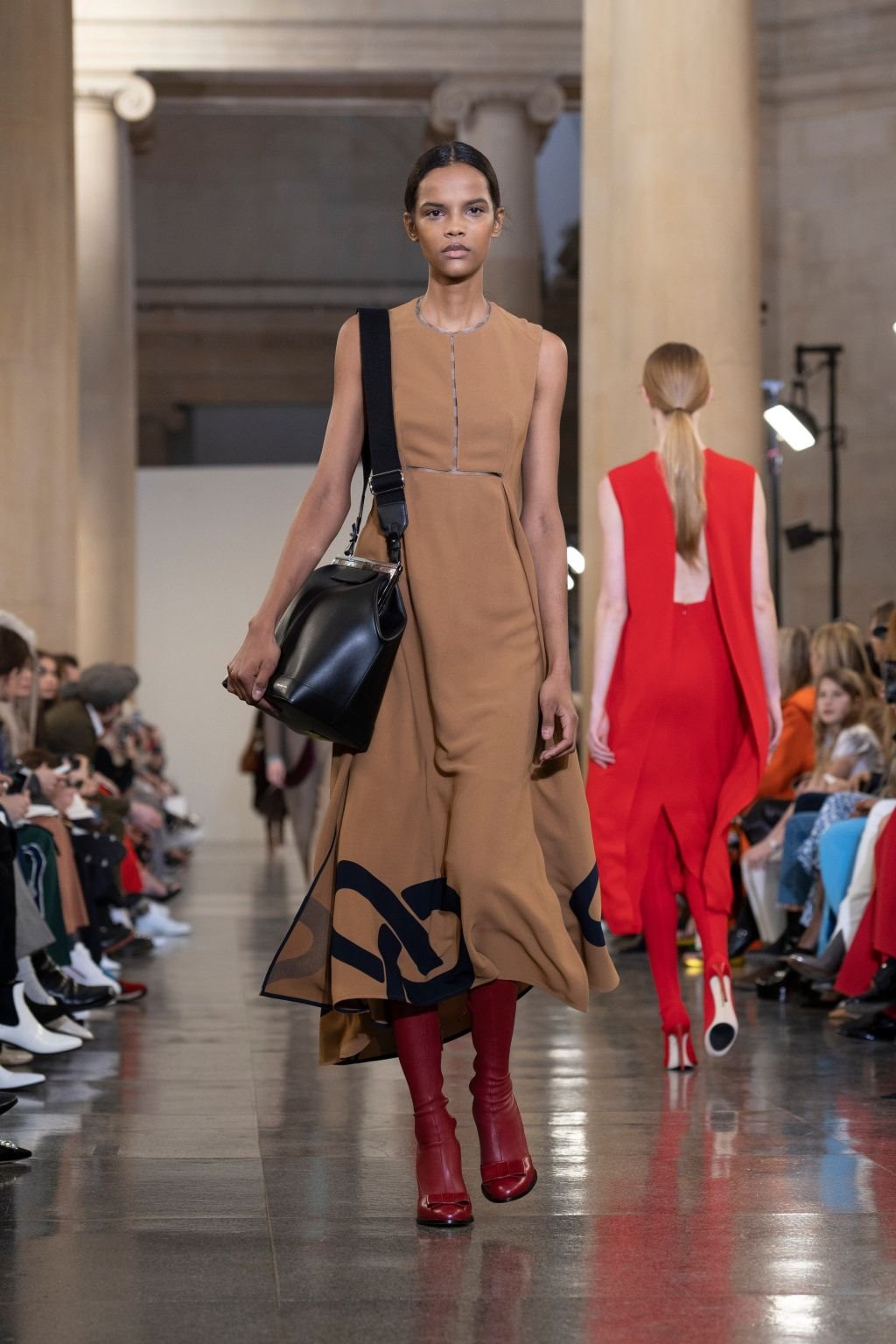 VIKTORIJA BEKAM TRIJUMFOVALA NA MODNOJ REVIJI U LONDONU: evo šta će se nositi sledeće jeseni (FOTO)