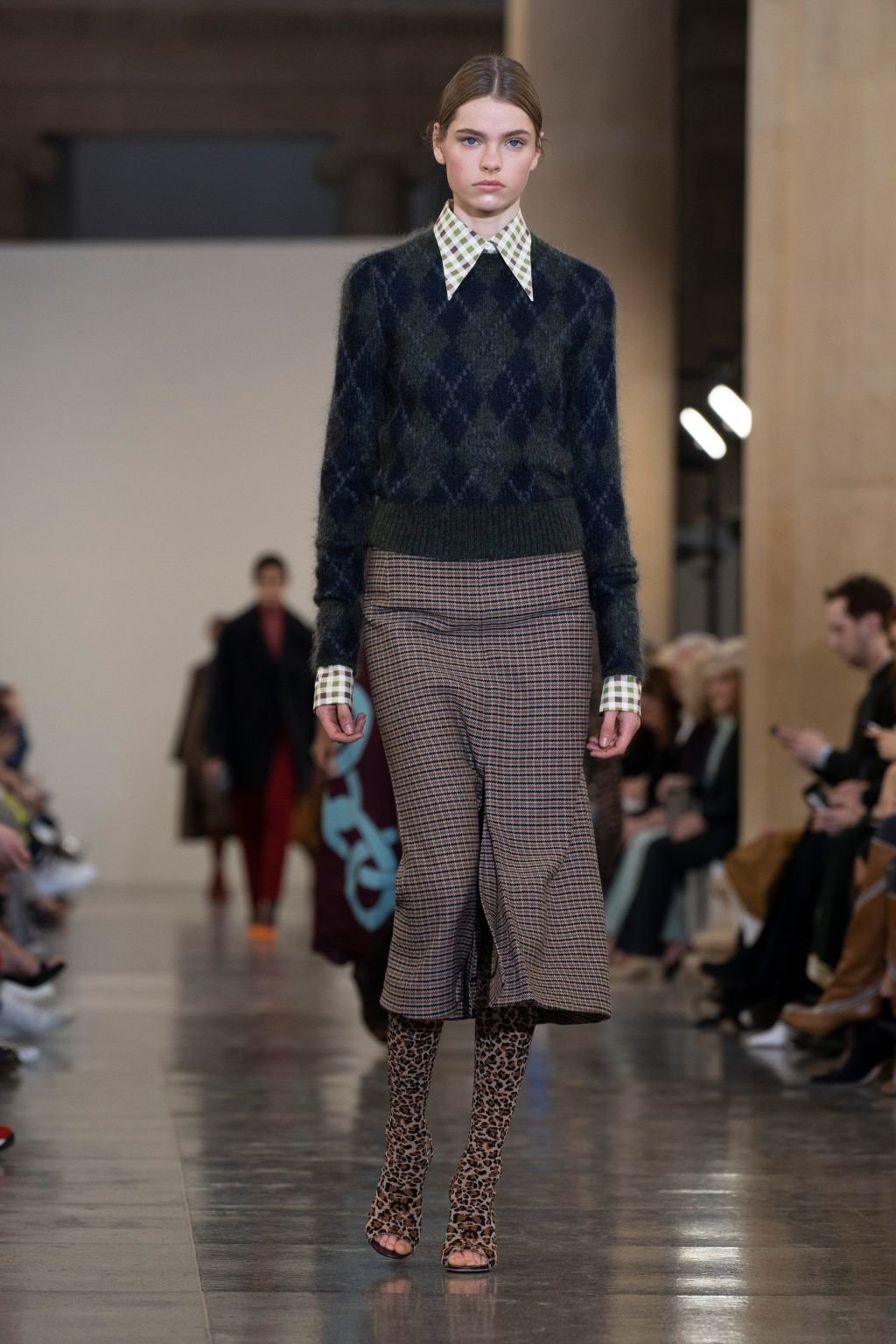 VIKTORIJA BEKAM TRIJUMFOVALA NA MODNOJ REVIJI U LONDONU: evo šta će se nositi sledeće jeseni (FOTO)