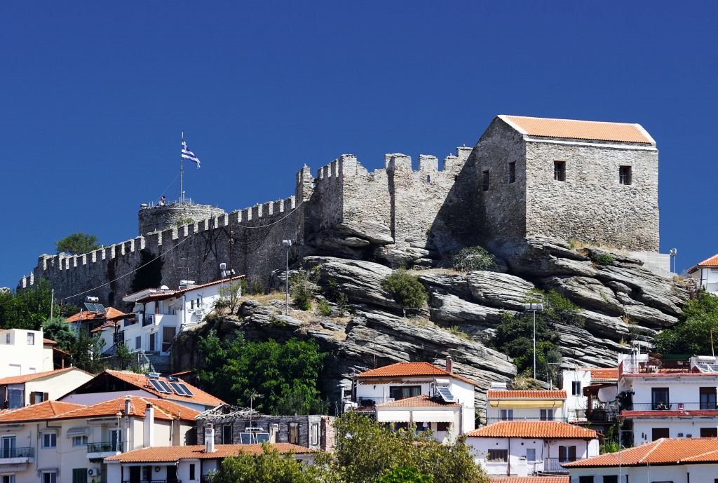 KAVALA NIJE OBIČAN LUČKI GRAD U GRČKOJ: ona ima prelepe plaže, istorijske spomenike i bogat noćni život