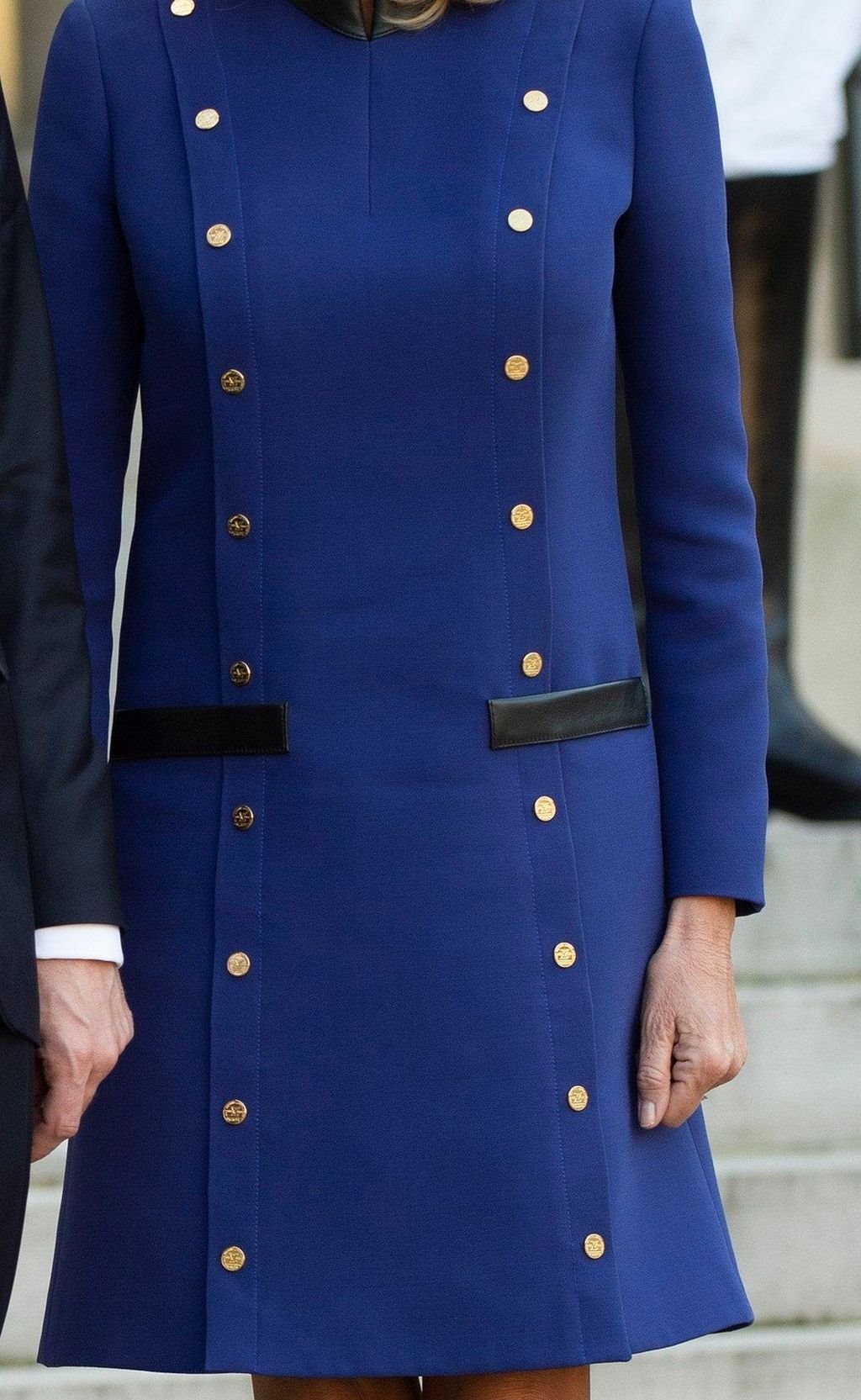 OVO SVAKA ŽENA TREBA DA IMA! CIPELE KOJE NE IZLAZE IZ MODE: Brižit Makron u cipelama sa štiklom koje idu uz sve modne kombinacije (FOTO)