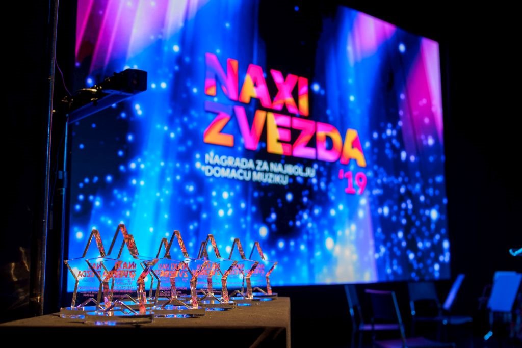 POZNATI GLUMCI I MUZIČARI ZABLISTALI NA DODELI NAGRADA: najlepše haljine i osmesi na svečanoj ceremoniji dodele "Naxi Zvezde" (FOTO)