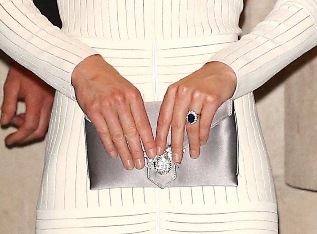 SASVIM DRUGAČIJA KEJT MIDLTON ODUŠEVILA SVE: vojvotkinja u uskoj haljini i sa talasastom kosom iznenadila ceo Internet (FOTO)